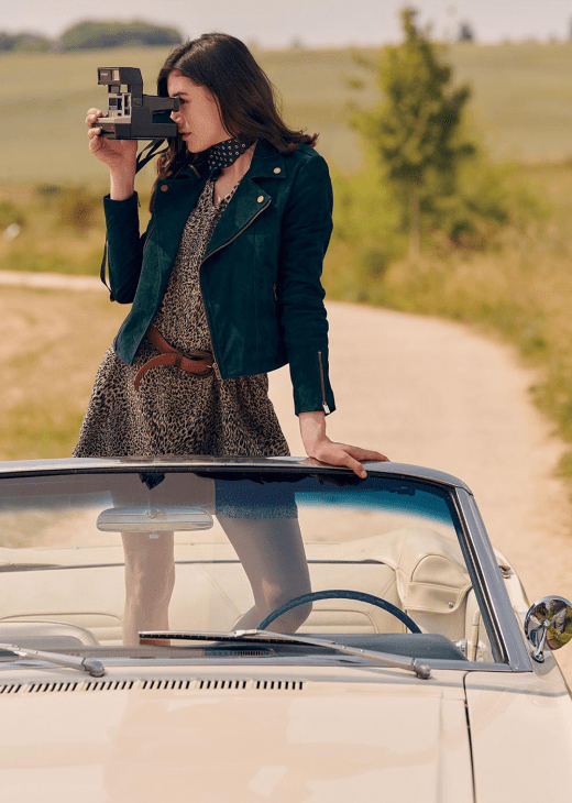 ROBE REILLY - 90% VISCOSE 10% LAINE - ONE STEP PHOTO INTERIEUR DU MAGASIN - COIN COMPRENANT DE NOMBREUX ARTICLES DE LA MARQUE MOLLY BRACKEN - COMBINAISON PANTALON - SHORT- ROBE- VESTE - BLOUSON - PULLS- T SHIRT - GILETS
