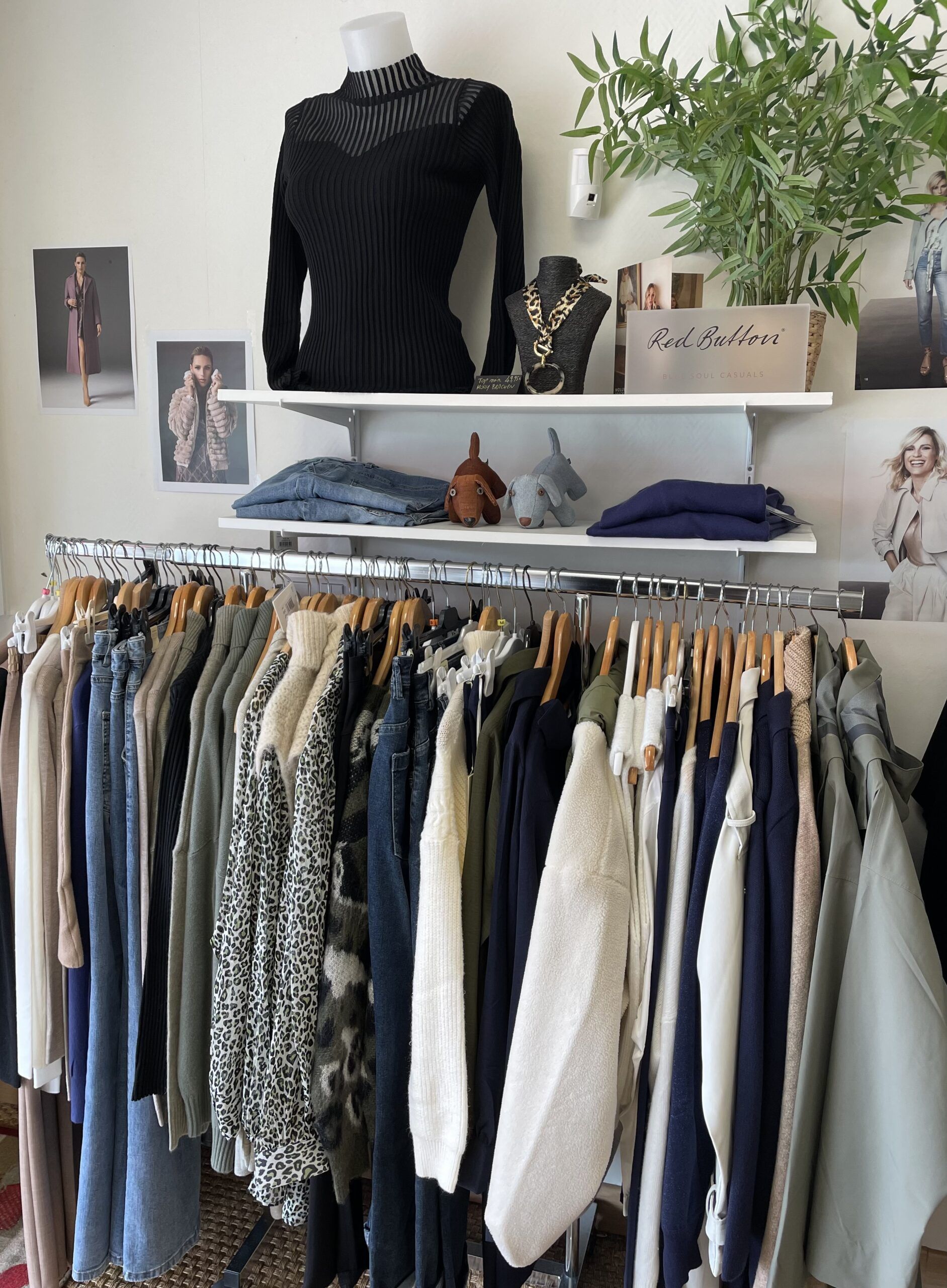 PHOTO INTERIEUR DU MAGASIN - PORTANT AVEC ARTICLES DE LA MARQUE YAYA AUX COULEURS NATURELLES - ROBE LONGUE - MINJUPE - JUPES LONGUES - PULLS - VESTES-BLOUSONS- GILETS-PANTALONS-JEANS -CHAPEAU BJANKO MILANO