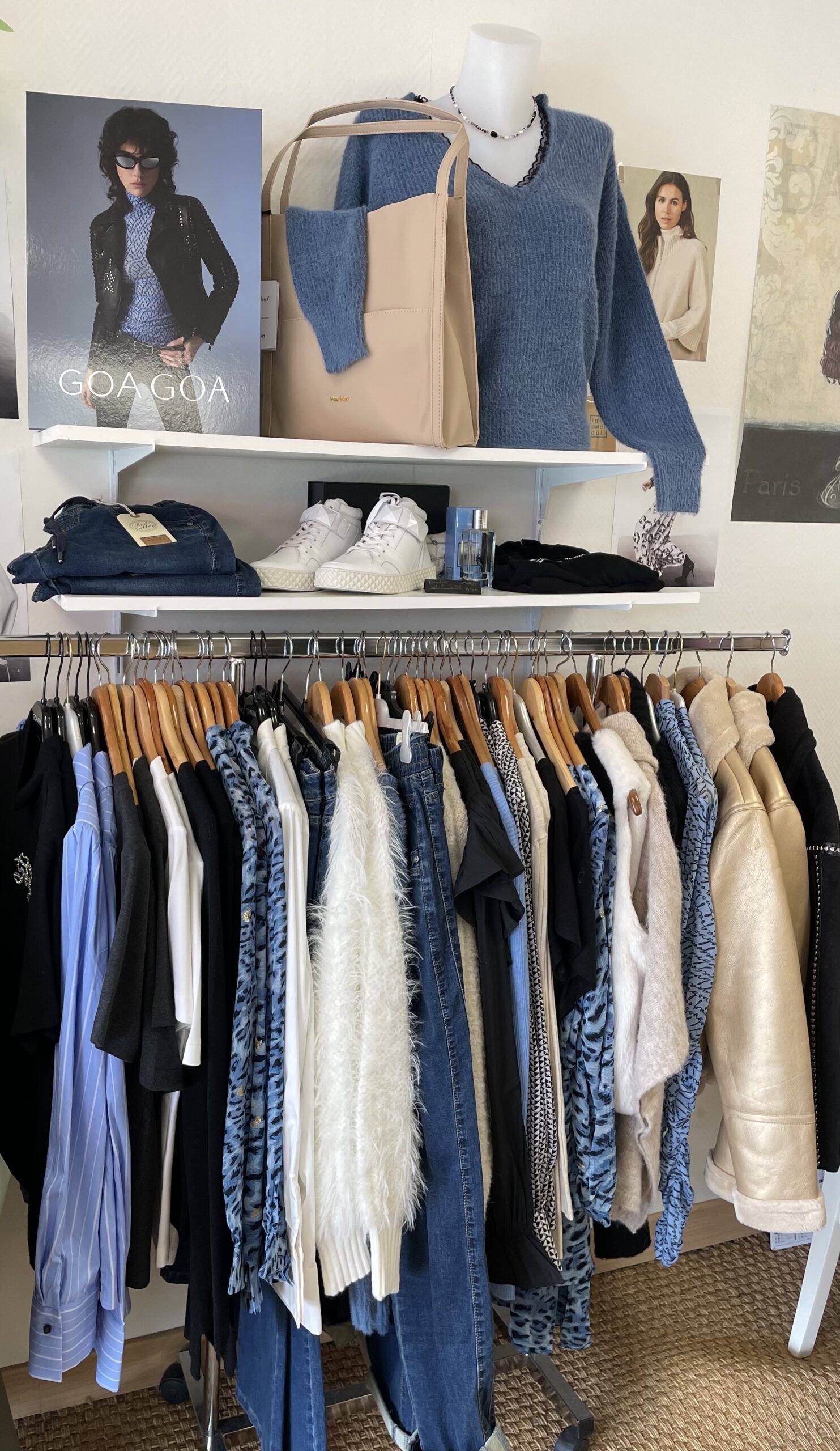 PHOTO INTERIEUR DU MAGASIN - COIN COMPRENANT DE NOMBREUX ARTICLES DE LA MARQUE MOLLY BRACKEN - COMBINAISON PANTALON - SHORT- ROBE- VESTE - BLOUSON - PULLS- T SHIRT - GILETS