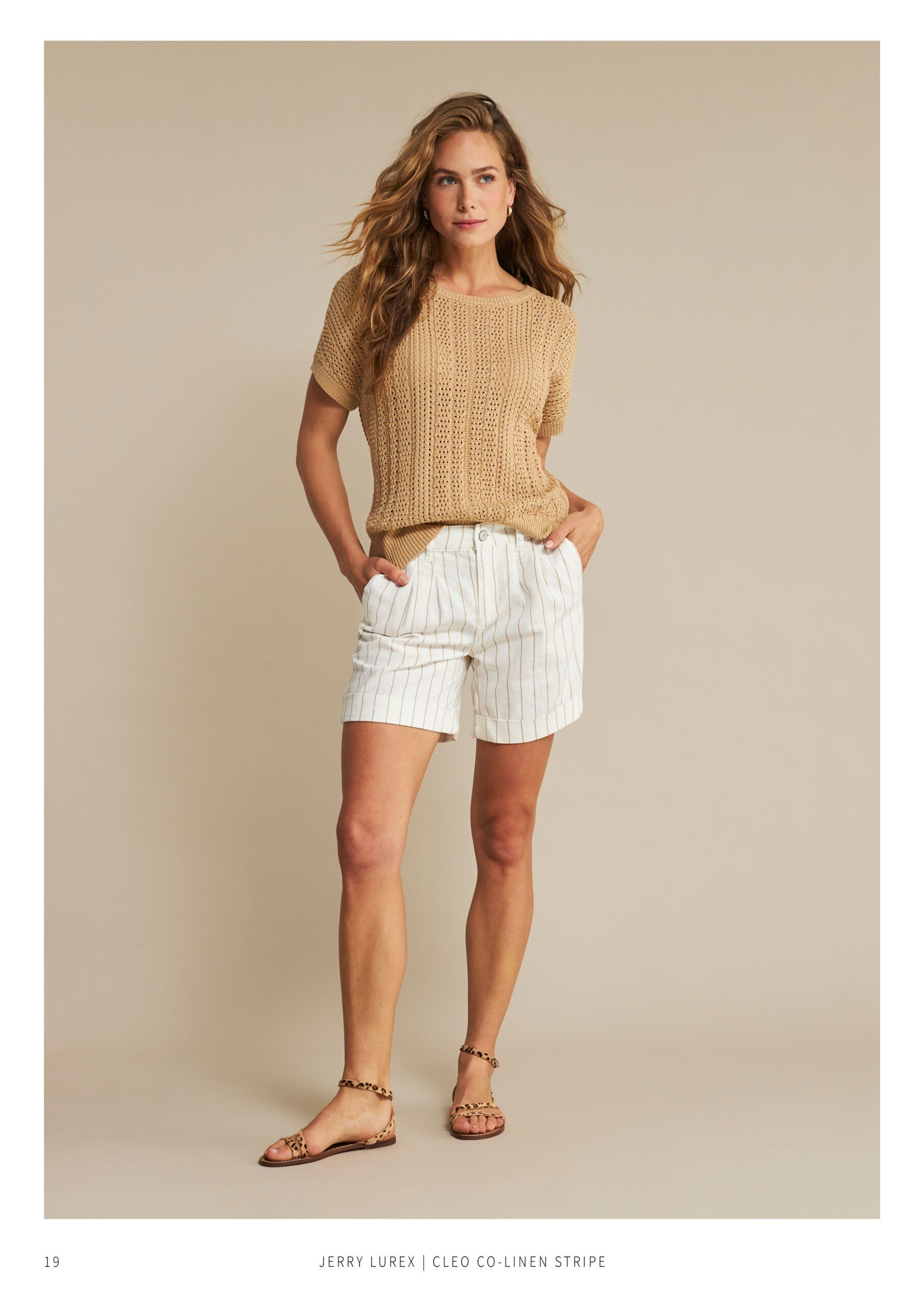 NOUVELLE COLLECTION RED BUTTON - PRINTEMPS ETE 25 - SHORT ECRU RAYE EN LIN ET COTON PANTALON LE CHARLIE - ONE STEP - 97% COTON 3% ELASTHANE - LONGUEUR CROPPED POUR UN LOOK MODERNE