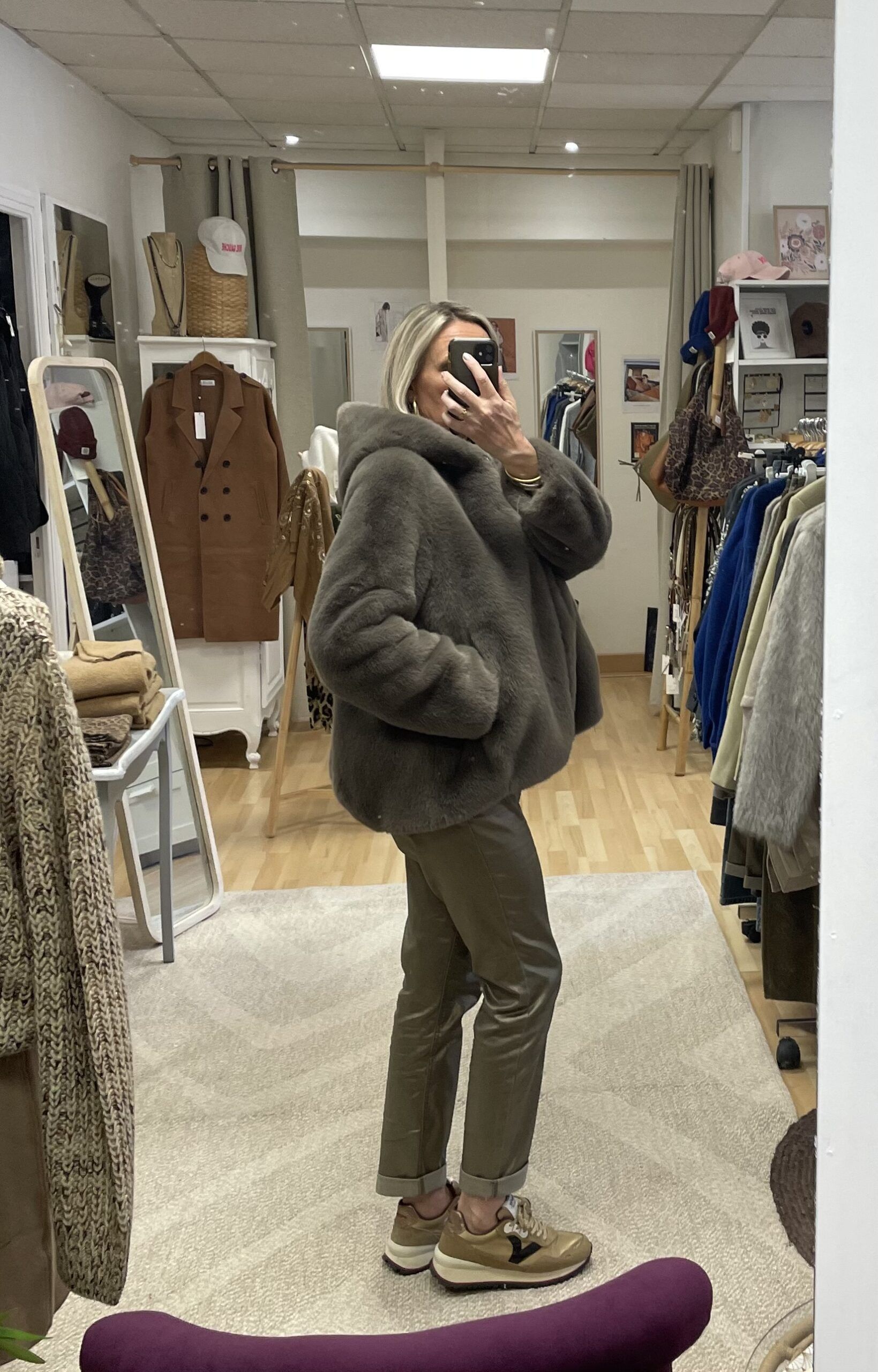 PHOTO LAURENCE AU MAGASIN BLOUSON EN FAUSSE FOURRURE TAUPE LOKITA TRENCH BLEU CIEL - DOUBLURE COTON - YAYA