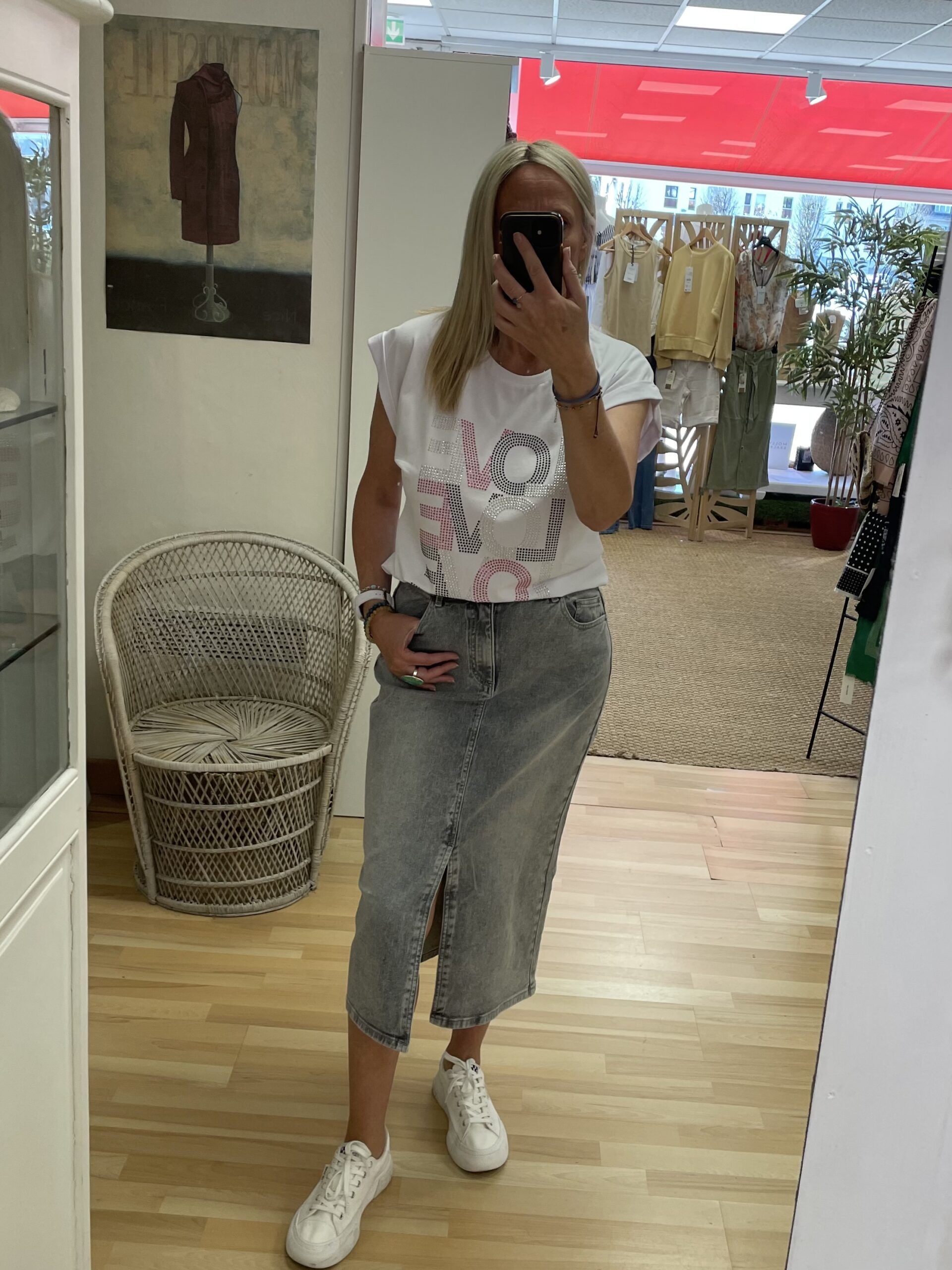 PHOTO LAURENCE AU MAGASIN EN JUPE EN JEAN RED BUTTON ET T-SHIRT SARAH CHOLE PANTALON CLARK - HARRIS WILSON - COULEUR BERGAMOTE - 100% LIN