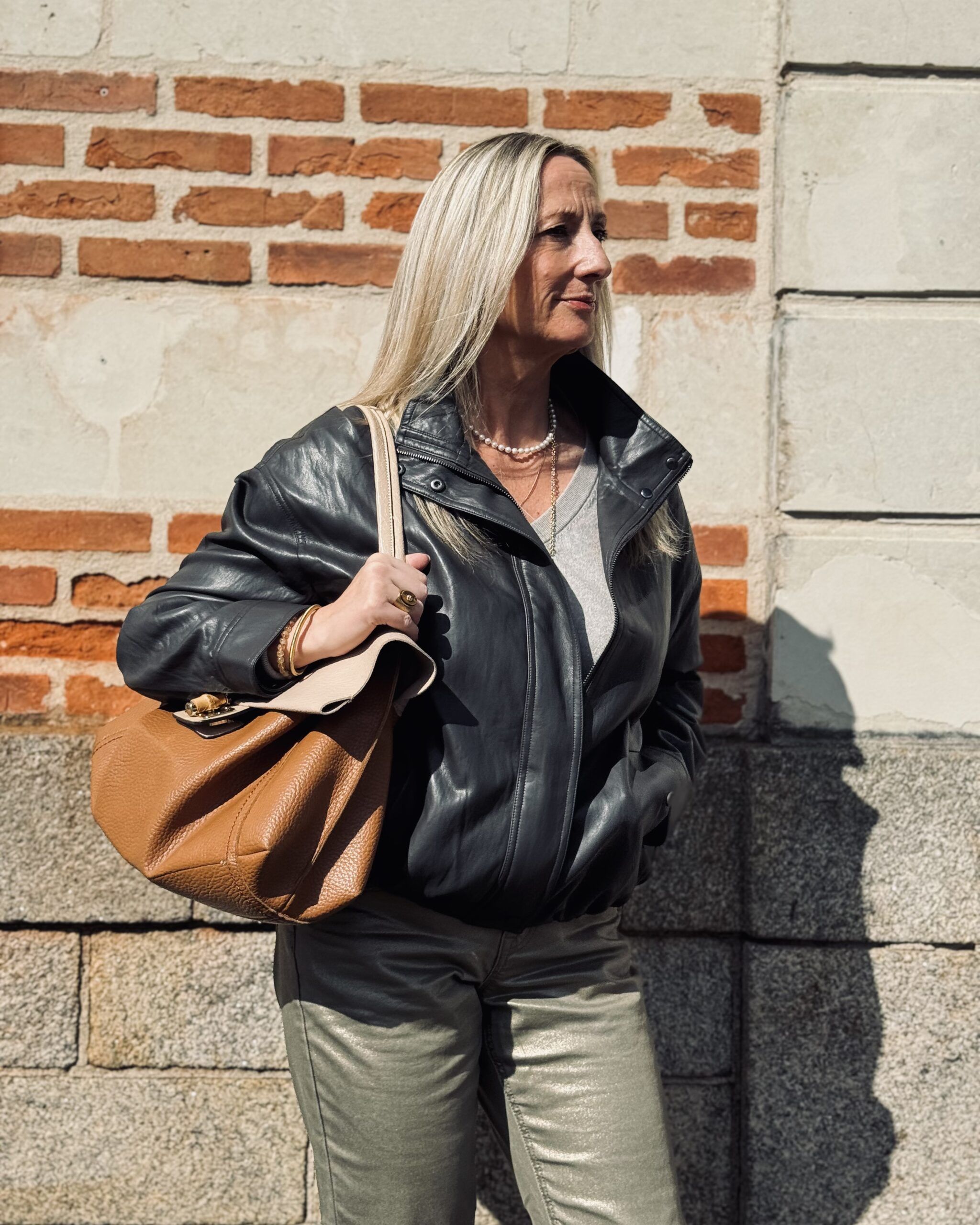 PHOTO LAURENCE EN BLOUSON SIMILICUIR MARRON YAYA - PANTALON RED BUTTON VESTE JERSEY YAYA 1509101-211 PANTALON YAYA REF 1209201-211