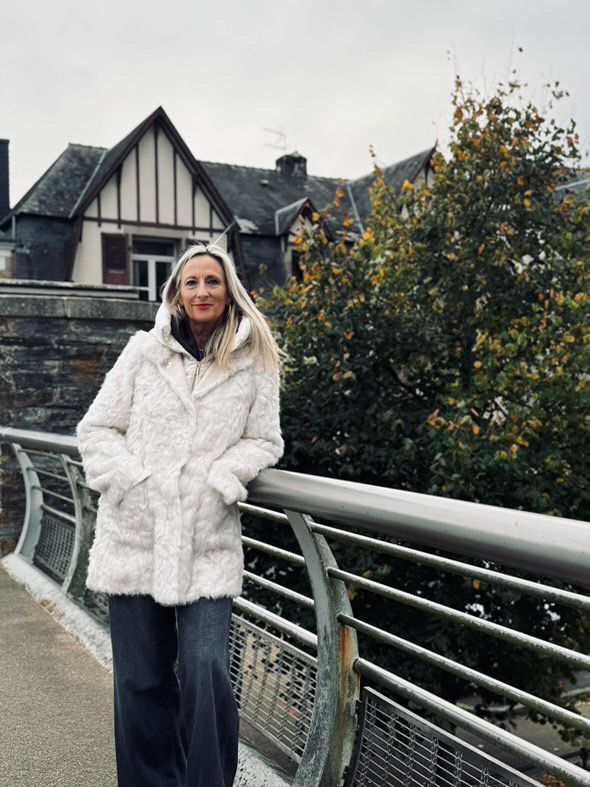 PHOTO LAURENCE EN MANTEAU ECRU EN FAUSSE FOURRURE YES ZEE ET JEAN LARGE YAYA TRENCH BLEU CIEL - DOUBLURE COTON - YAYA