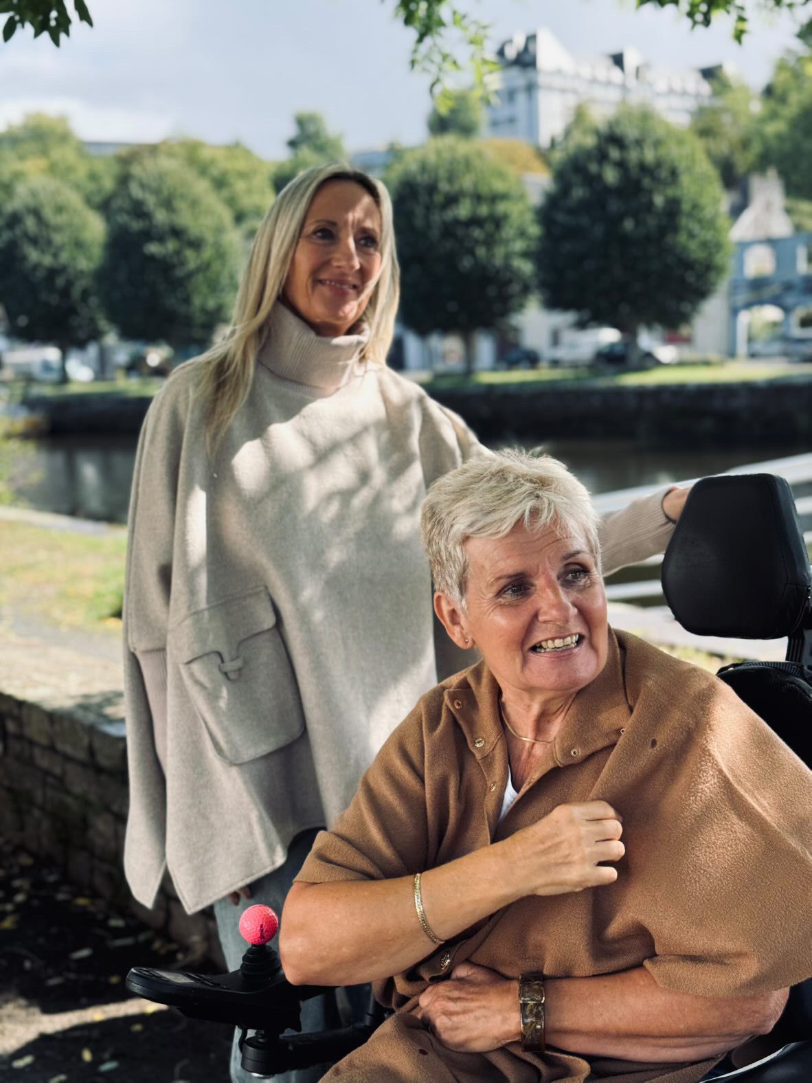 PHOTO LAURENCE ET MICHELE EN PONCHO YAYA ET CAPE MOLLY BRACKEN VESTE JERSEY YAYA 1509101-211 PANTALON YAYA REF 1209201-211