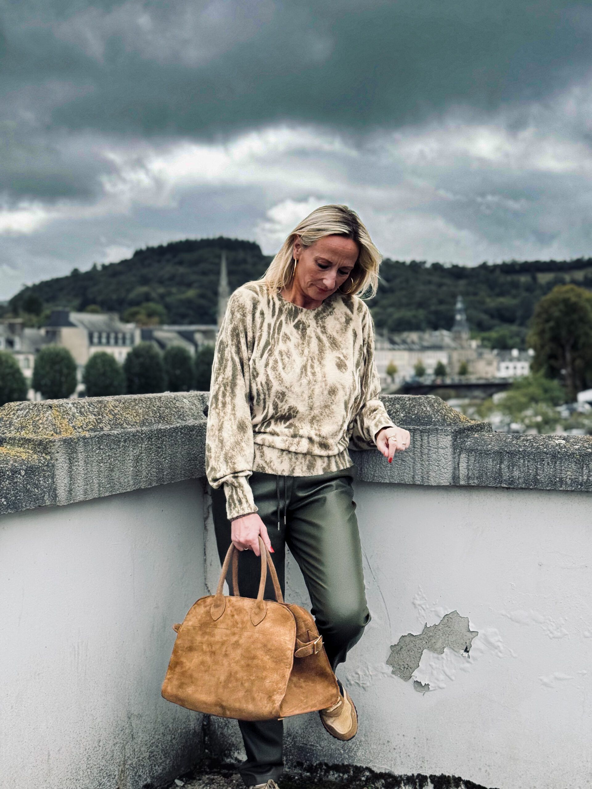 PULL ET SAC YAYA - PANTALON EN SIMILICUIR RED BUTTON JEAN DENIM BLANC YAYA REF_22S_1201225-213 PULL FIN YAYA CONTENANT DE LA SOIE REF 1000273-213 ECRU - EXISTE EN ROSE POUDRE